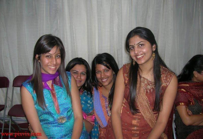 desi-babe-smiling.jpg Hot Desi Pakistani and indian gilrs pixvix picture by pixvixxx