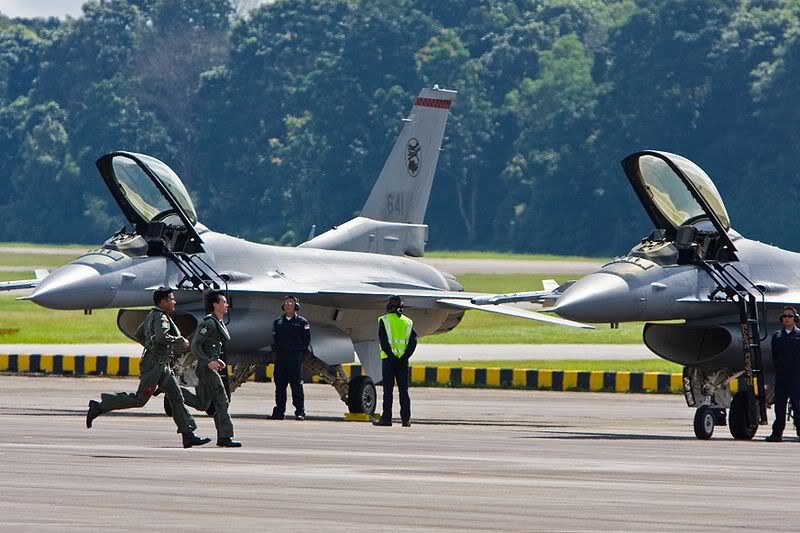 800px-RSAF_F-16s_preparing_to_scram.jpg