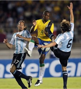 Heinze dando o Golpe da Garça no jogo Brasil x Argentina