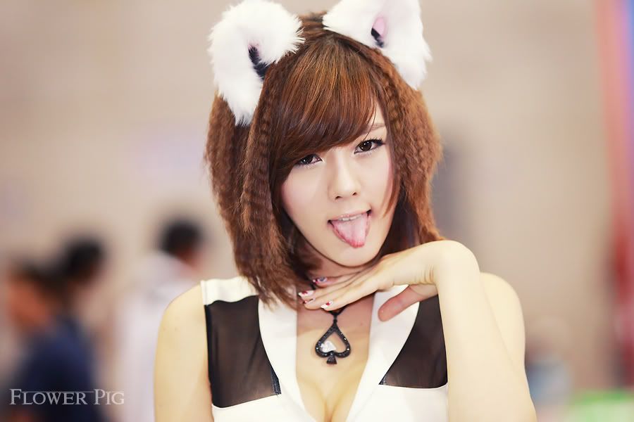 hwang-mi-hee-white-cat-ears-02.jpg